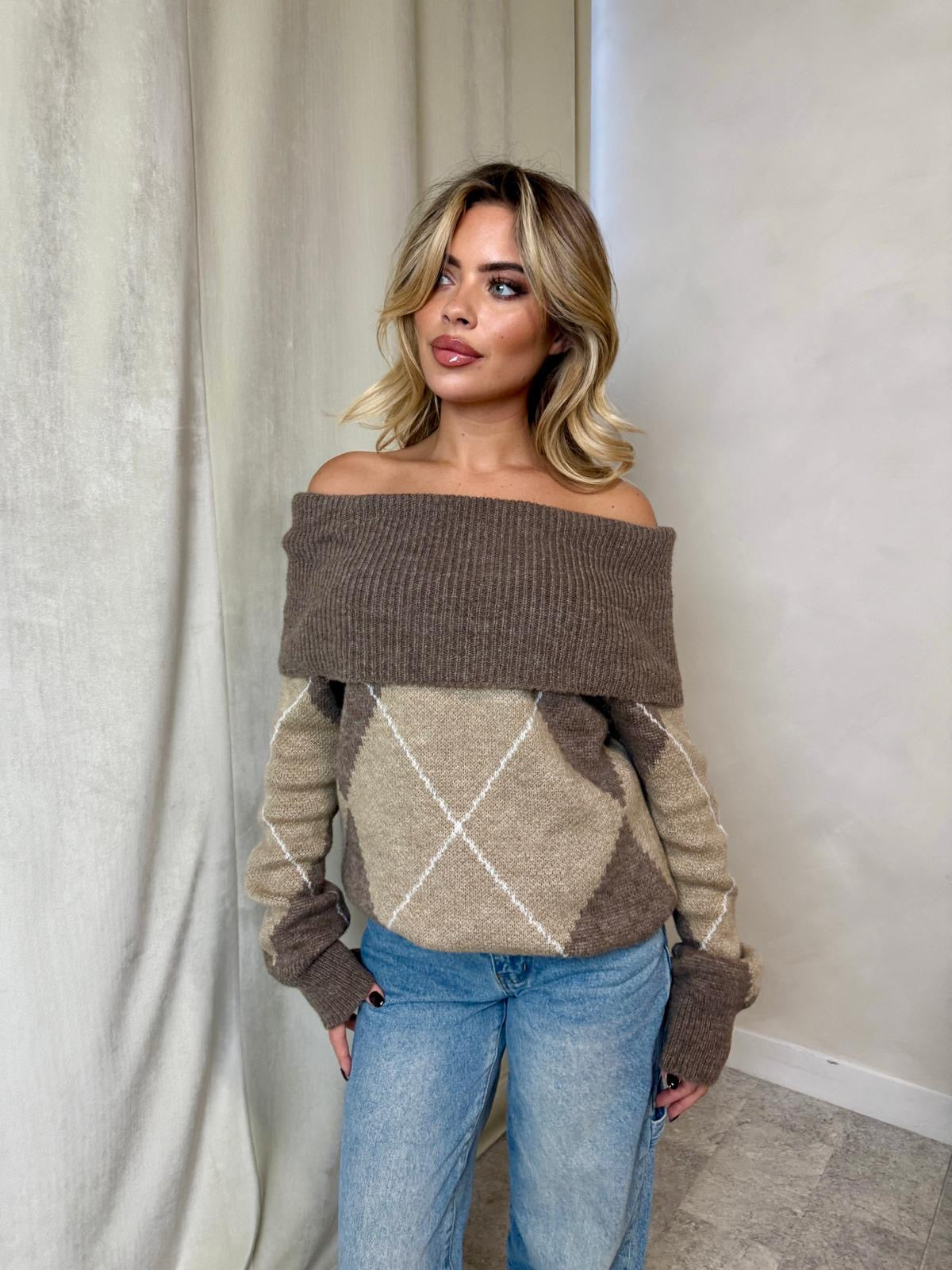 Off shoulder print jumper - beige