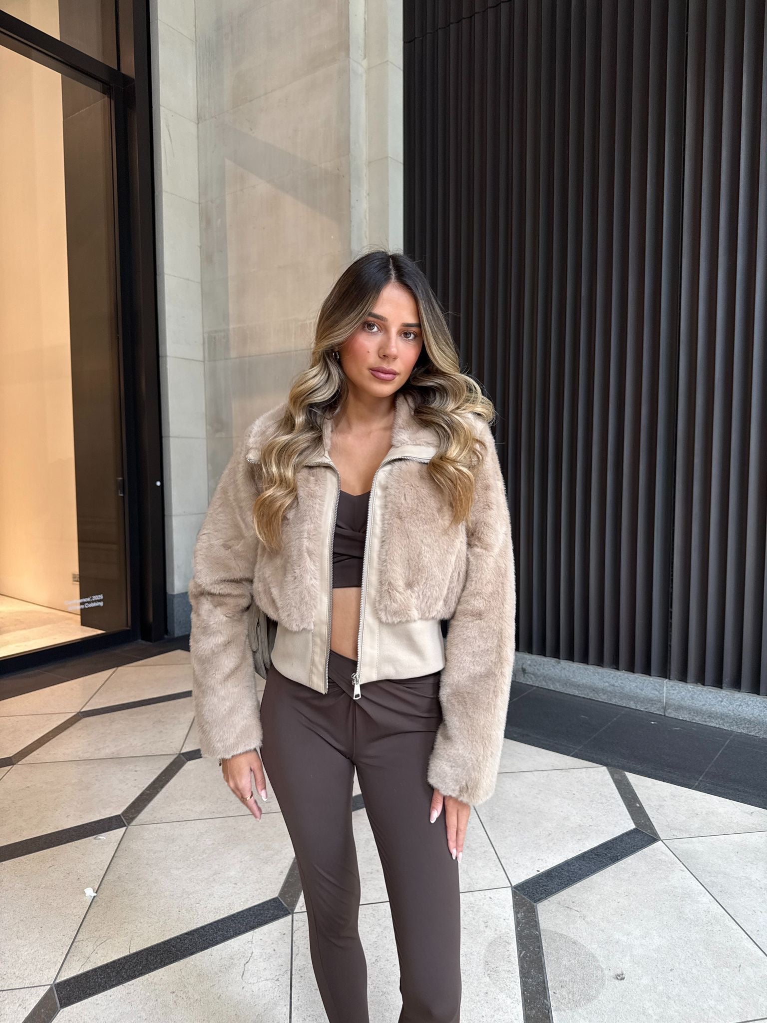 Cropped fur jacket - beige