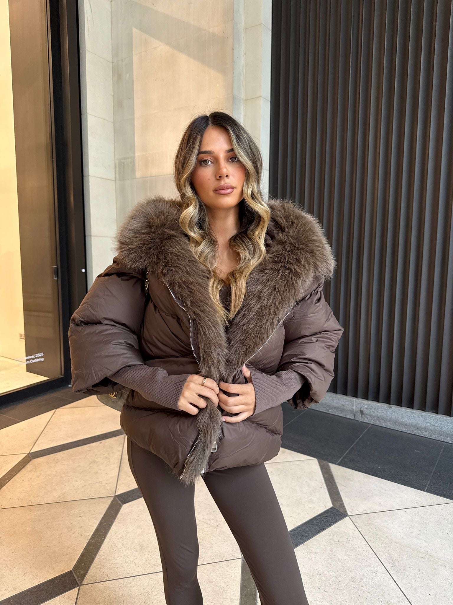 Puffer coat with faux fur - chocolate