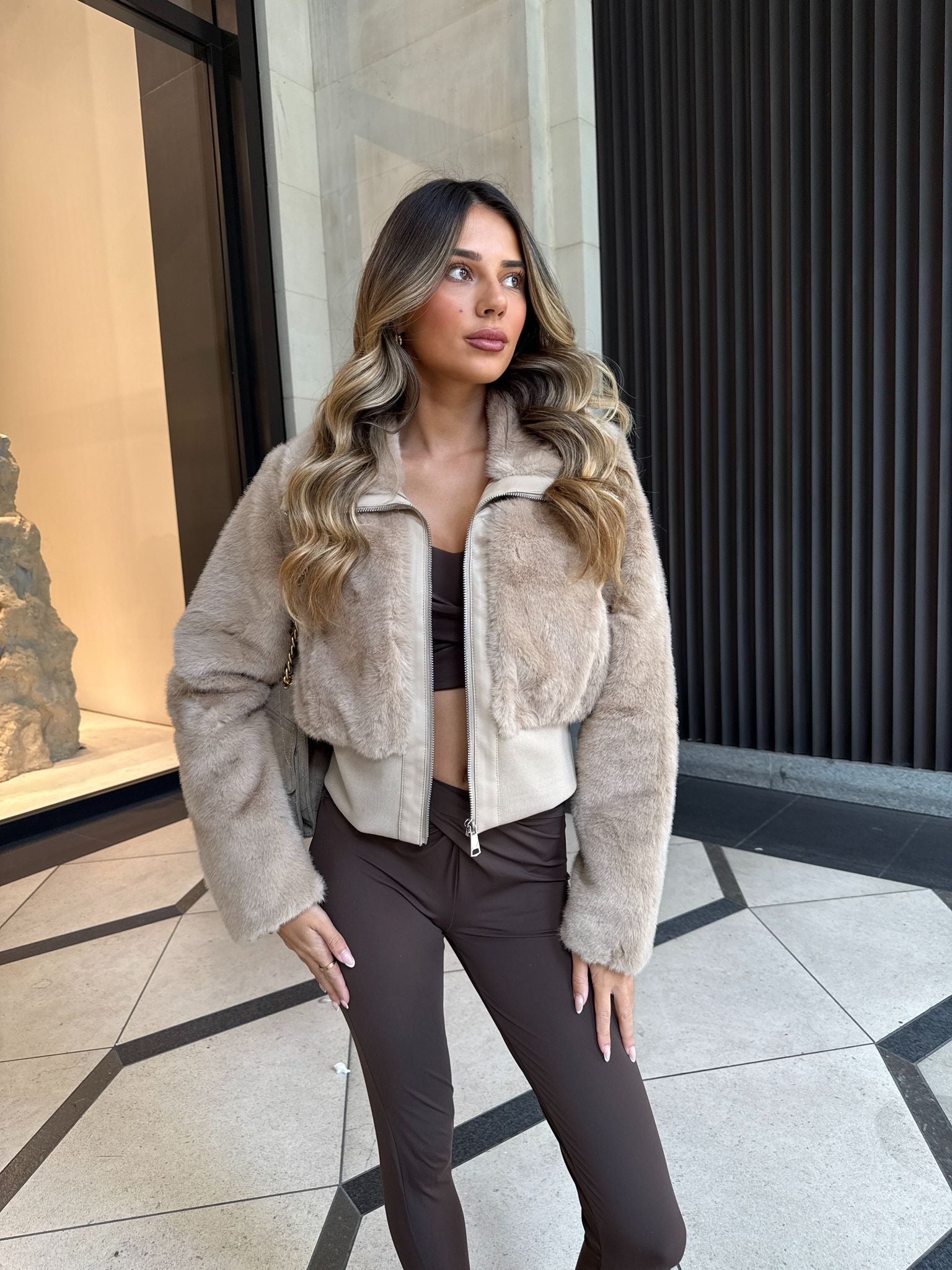 Cropped fur jacket - beige