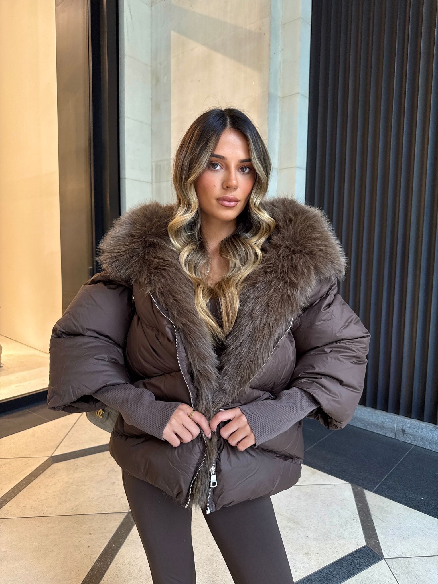 Puffer coat with faux fur - chocolate