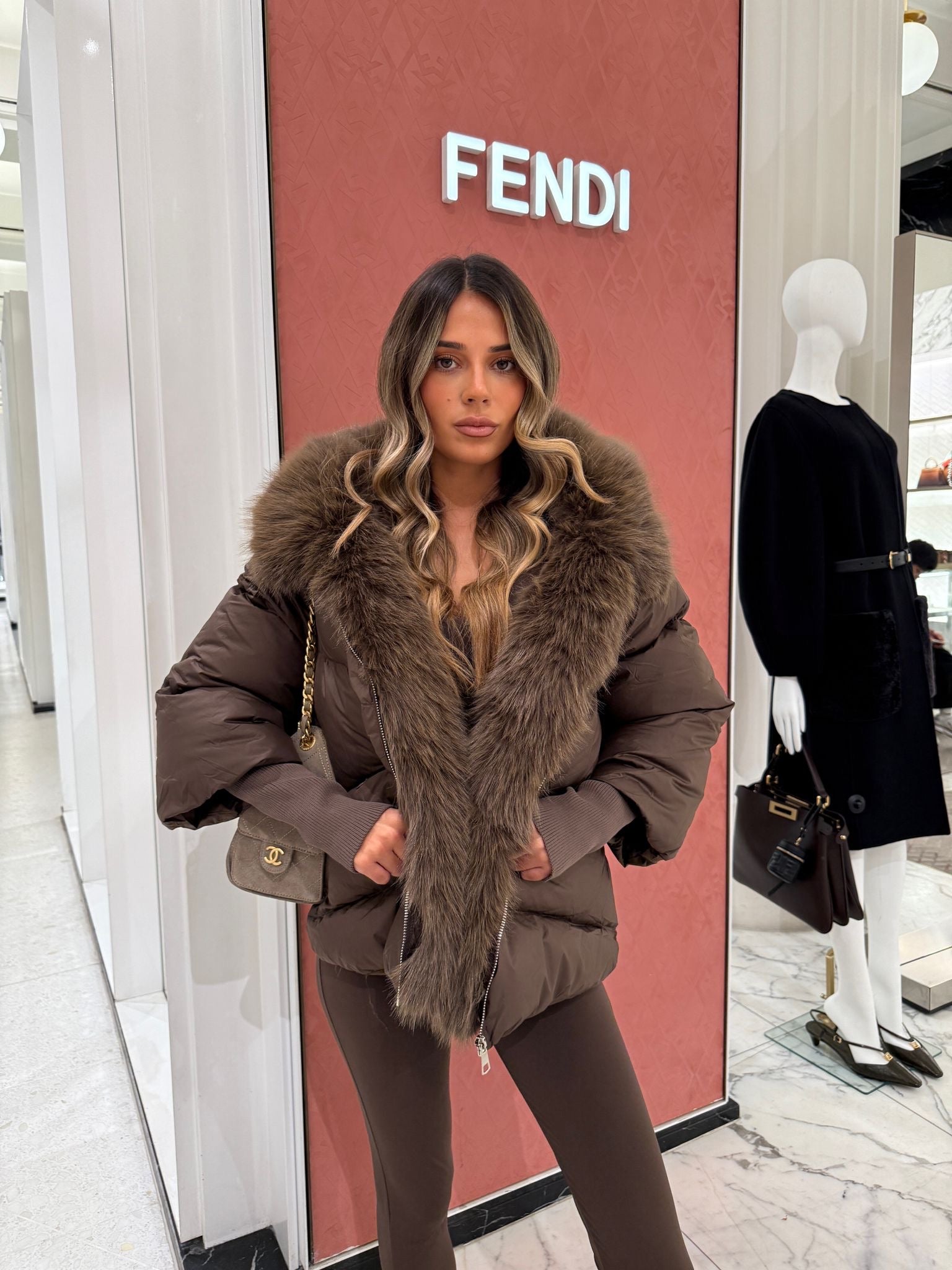 Puffer coat with faux fur - chocolate