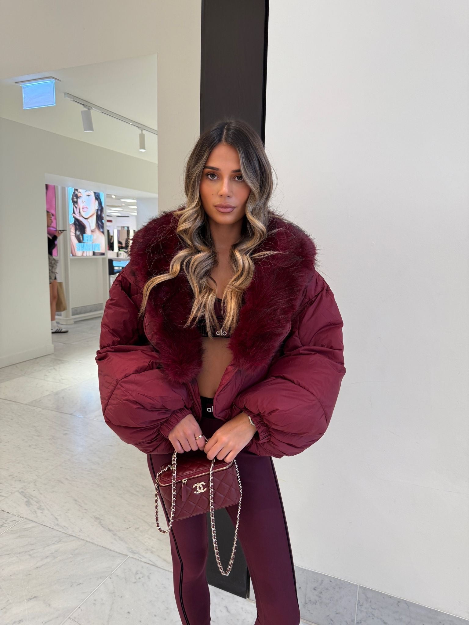 Oversized puffer coat with faux fur collar - burgundy