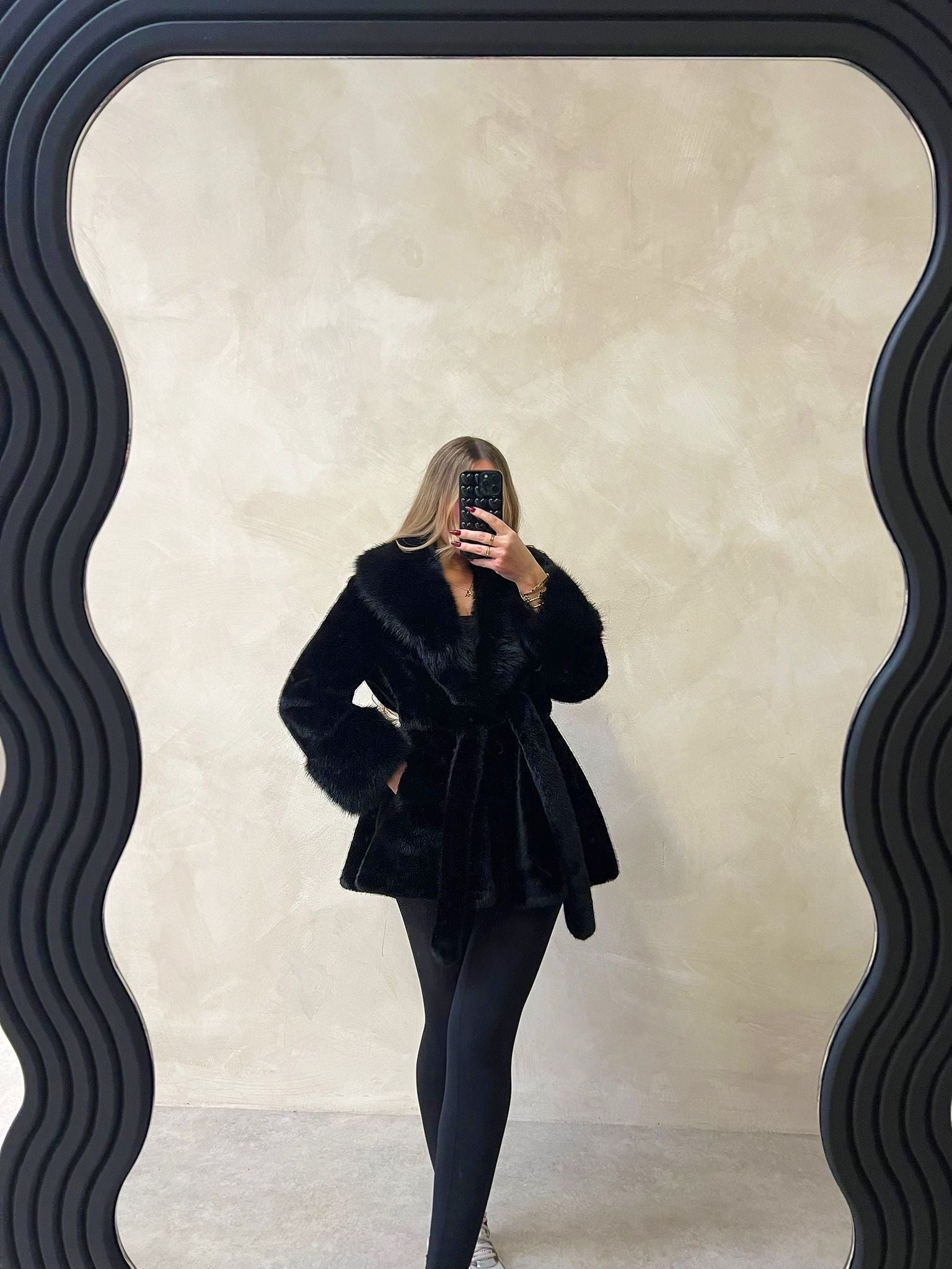 Short Luxury belted faux fur coat - black