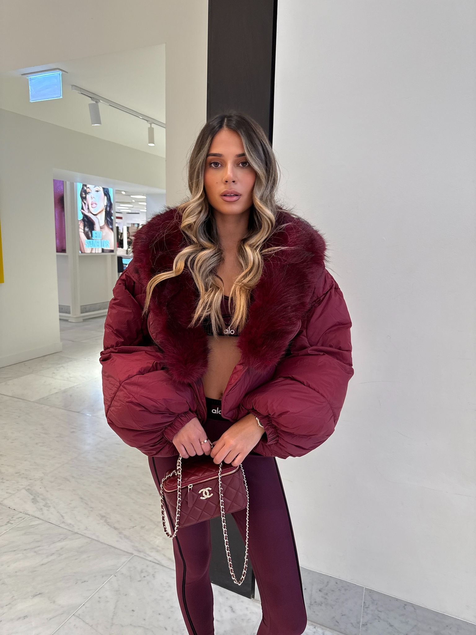 Oversized puffer coat with faux fur collar - burgundy