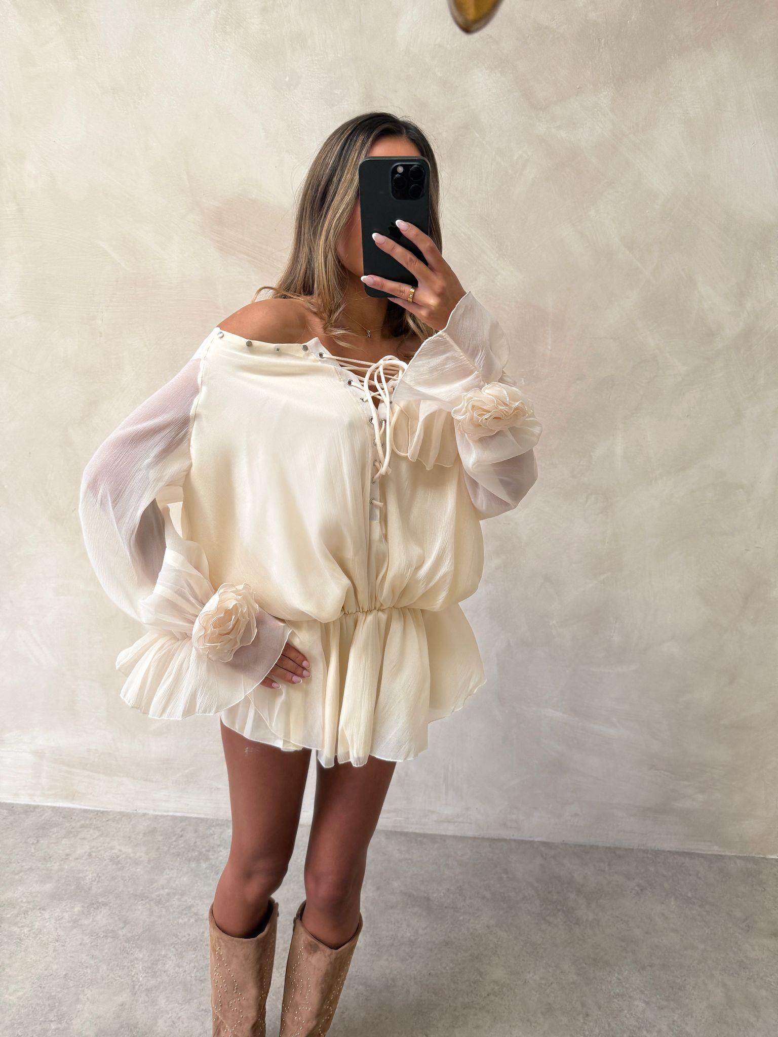 Off shoulder flower dress - beige